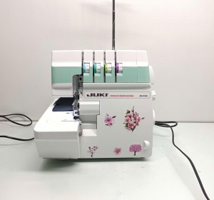 Máy vắt sổ gia đình 1 kim 3 ống chỉ - cuốn biên 1 thao tác